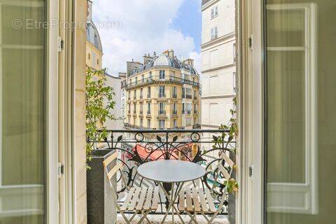 Appartement à PARIS-1E