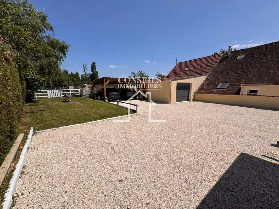 Maison à VILLENEUVE-SUR-YONNE