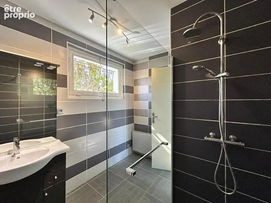 Maison de ville au coeur de Saint-André de Cubzac (33240) - 94 m2 habitables - 5 Pièces - 3 Chambres - Terrain  de 480 m2 - Pisc - photo 12