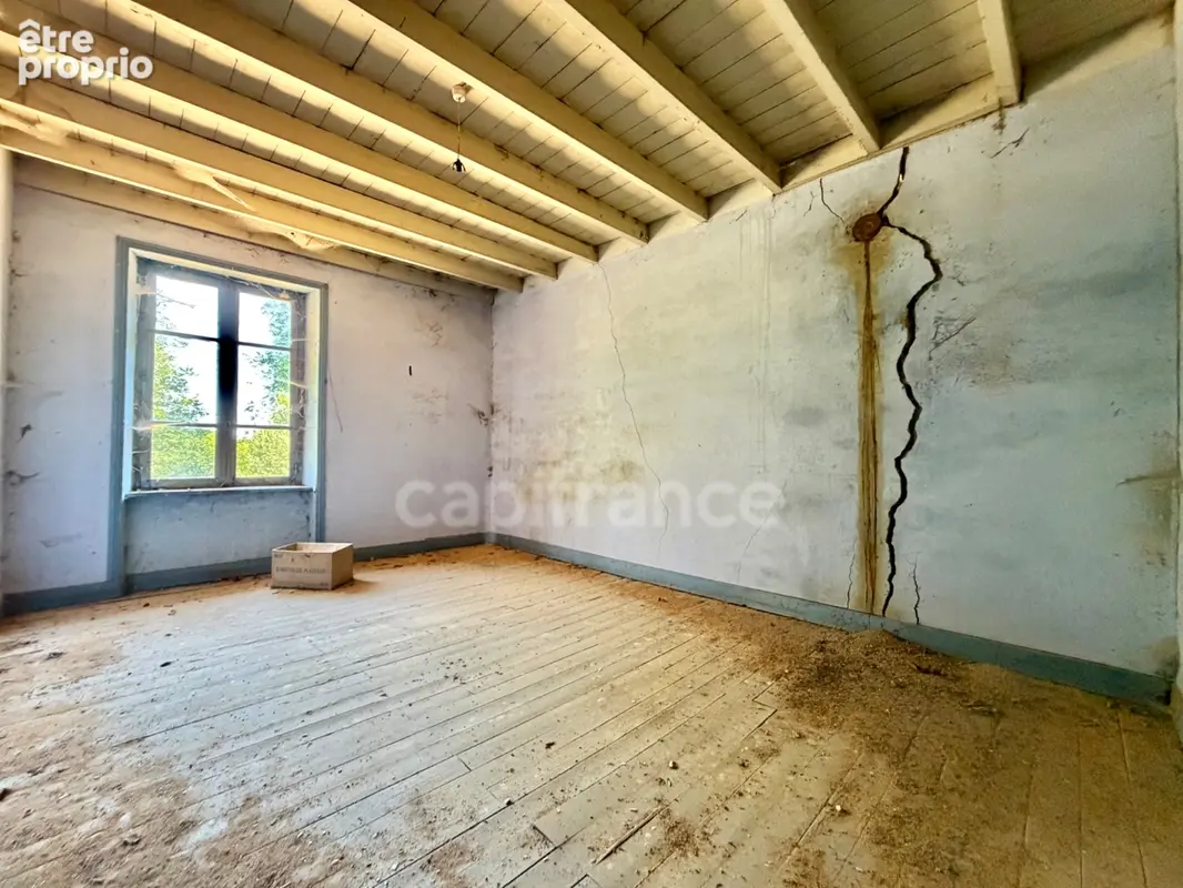 Maison en pierre mitoyenne, 142 m2, 235 m2 de terrain + 2260 m2 de terrain déporté, entièrement à rénover, caves - photo 13