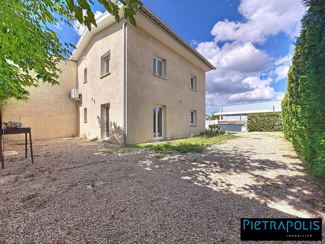 Commerce 104 m² à Saint-Genis-Laval  - photo 2