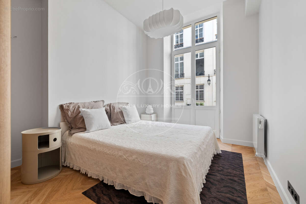 Superbe loft avec verrière à Paris 1er ! - photo 8