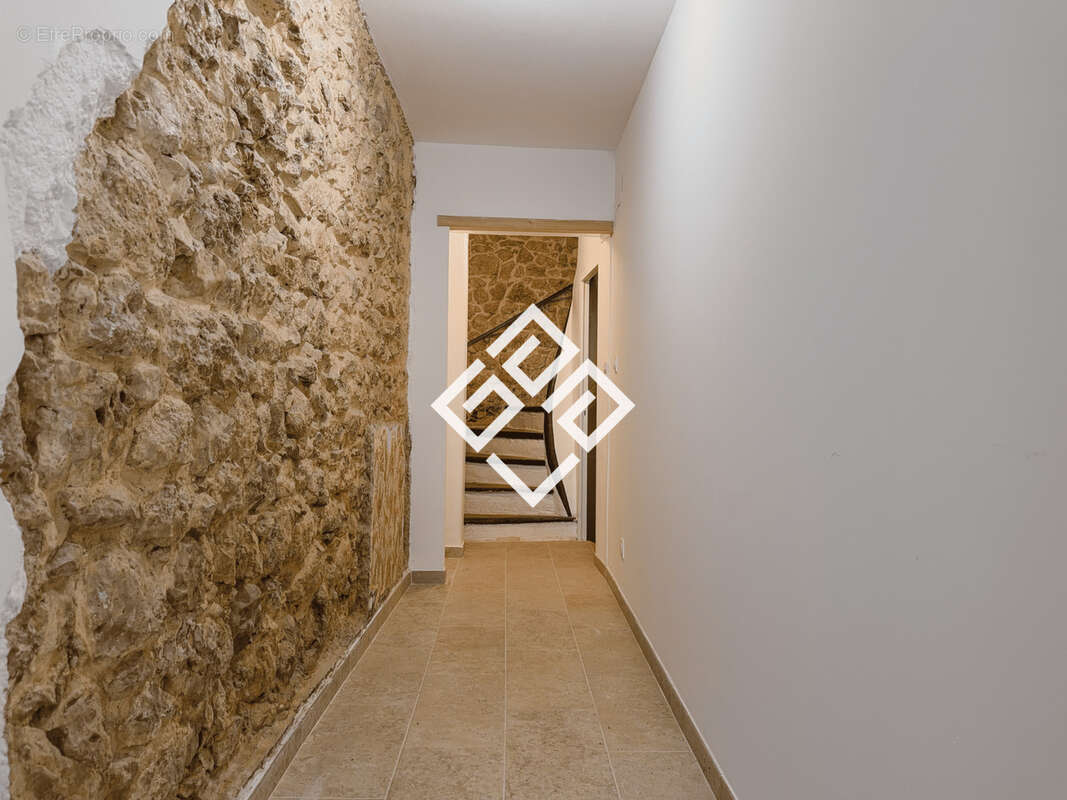 Maison de caractère rénovée avec local indépendant à Leucate - photo 10