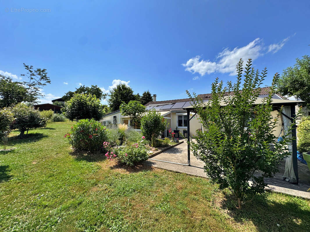 Maison à SAINT-CLAIR-DE-LA-TOUR