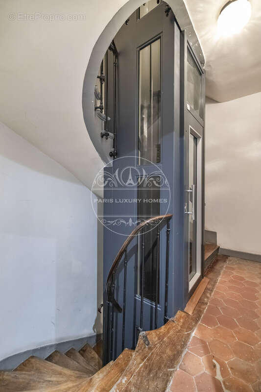 Appartement à PARIS-1E