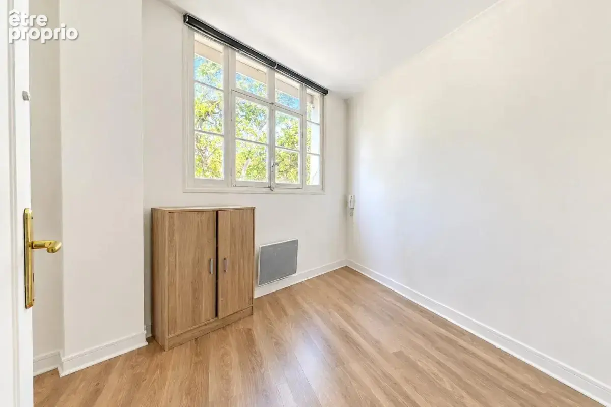 Place Marcel Sembat, à 50 mètres du métro, à vendre un local lumineux pour professions libérales au dessus d'une pharmacie - photo 5