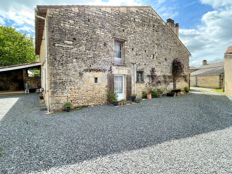 Maison à CHEF-BOUTONNE