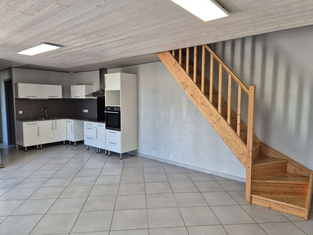 Maison en pierre rénovée de 109 m2, 3 chambres, grandes dépendances et jardin - photo 4