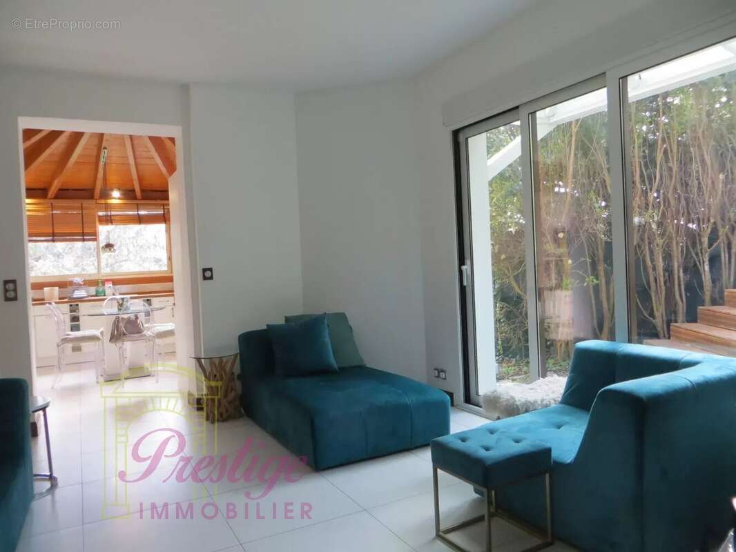 Maison à LE MESNIL-LE-ROI