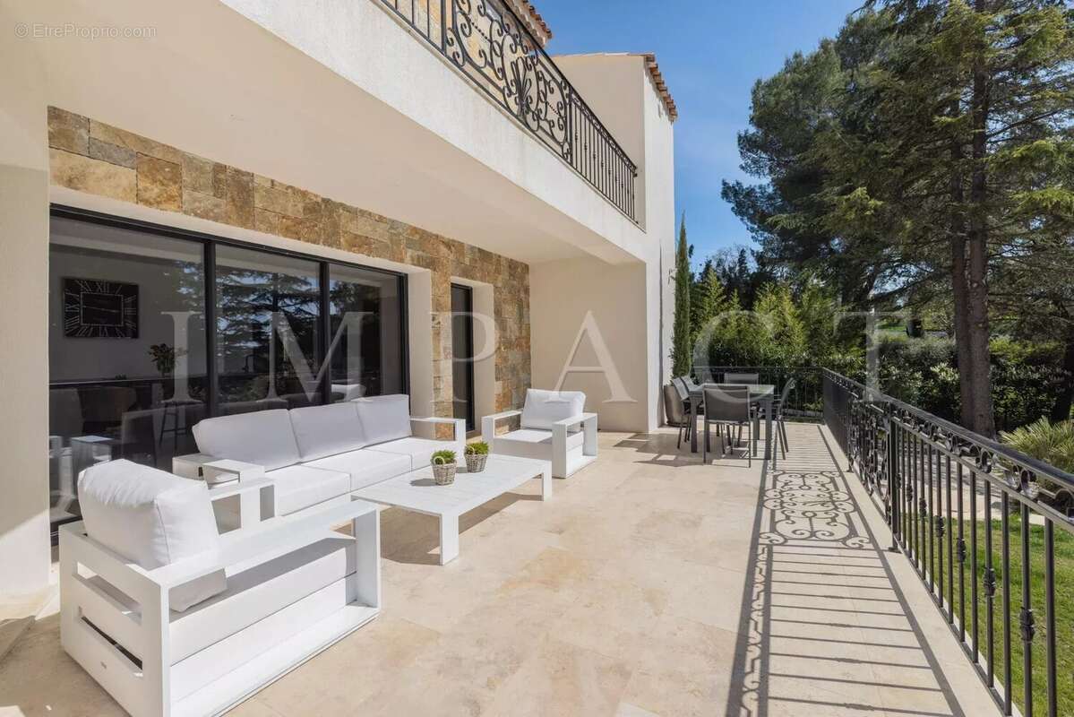 Maison à CHATEAUNEUF-GRASSE