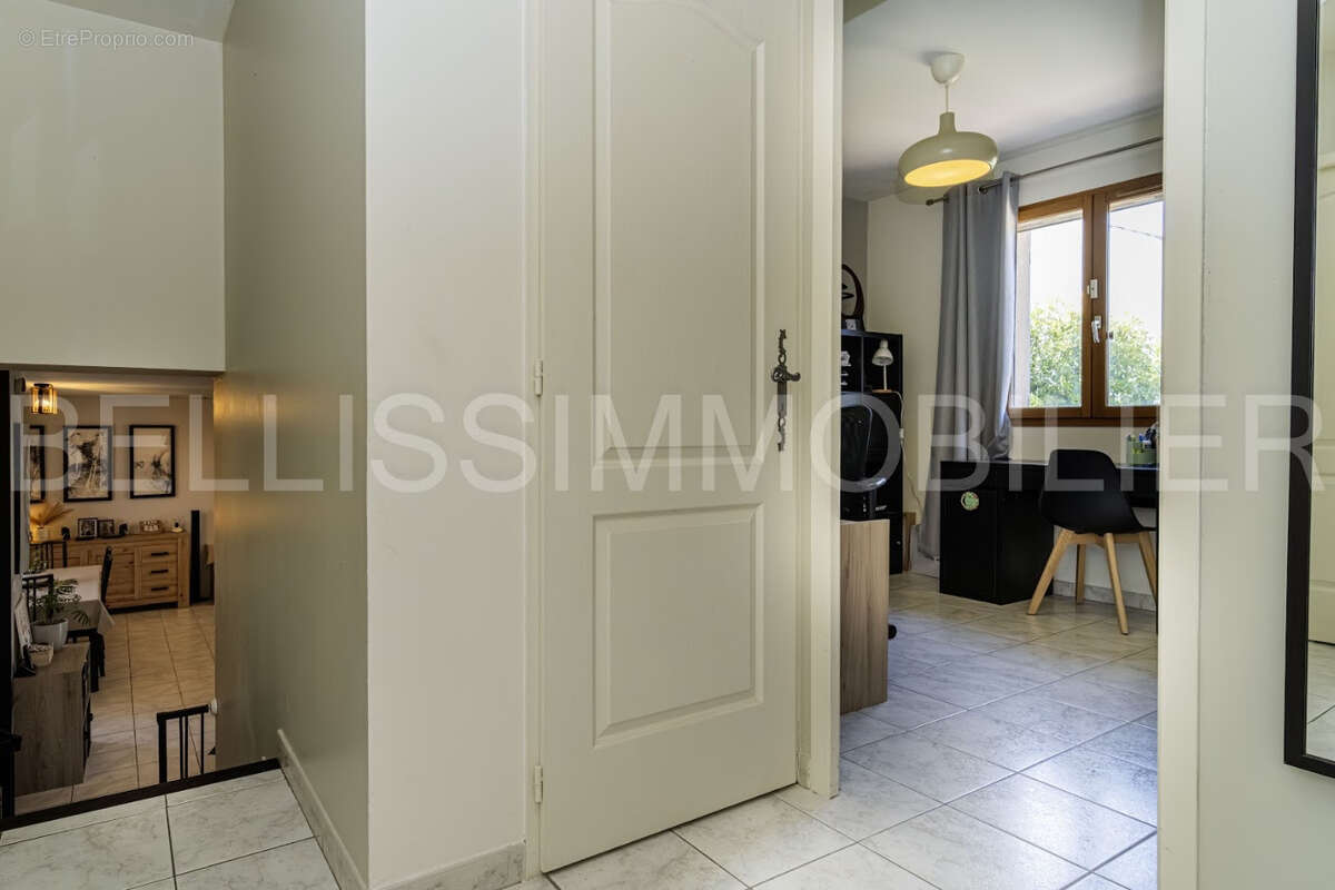 Villa en très bel état avec piscine proche du centre village - photo 5