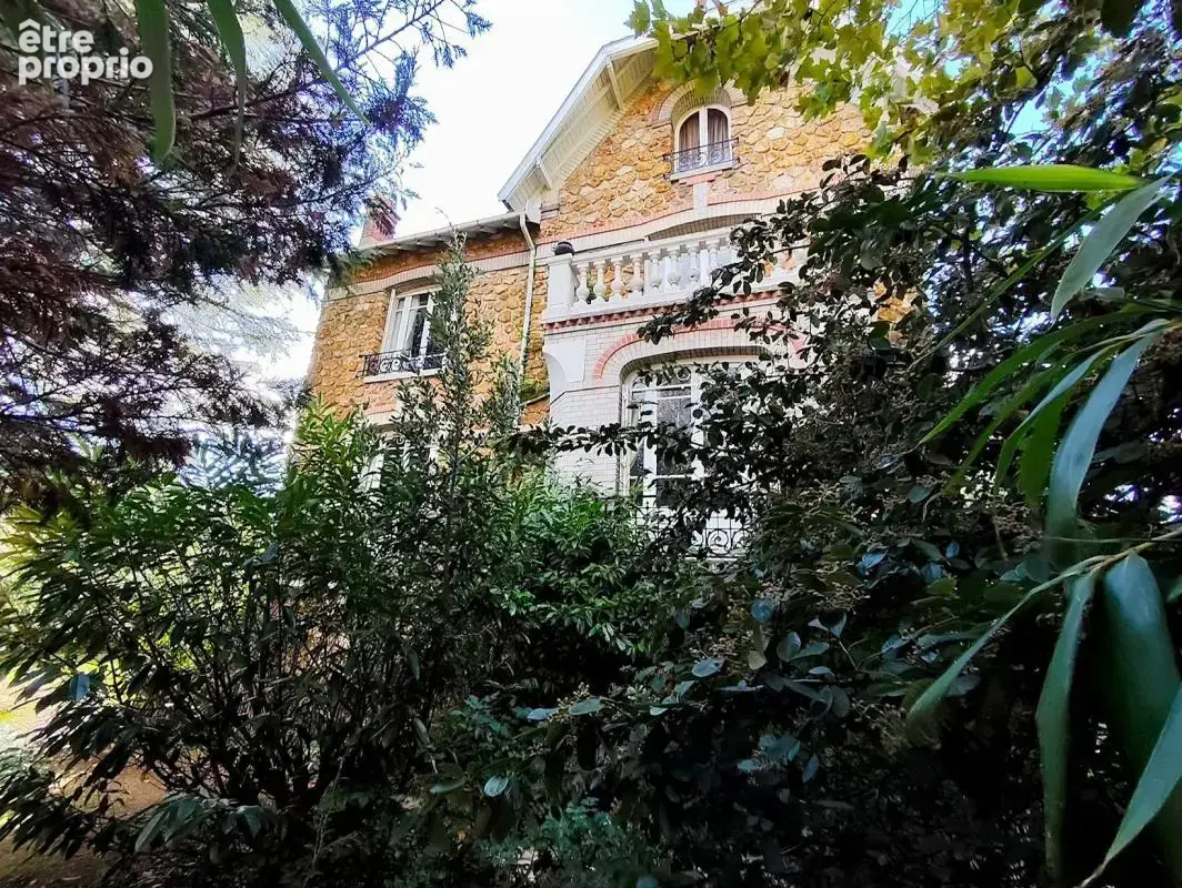 Central et calme sur 1400m² de terrain ! Propriété meulière de caractère de 250m² comprenant séjour triple et 5 chambres, sur un - photo 3