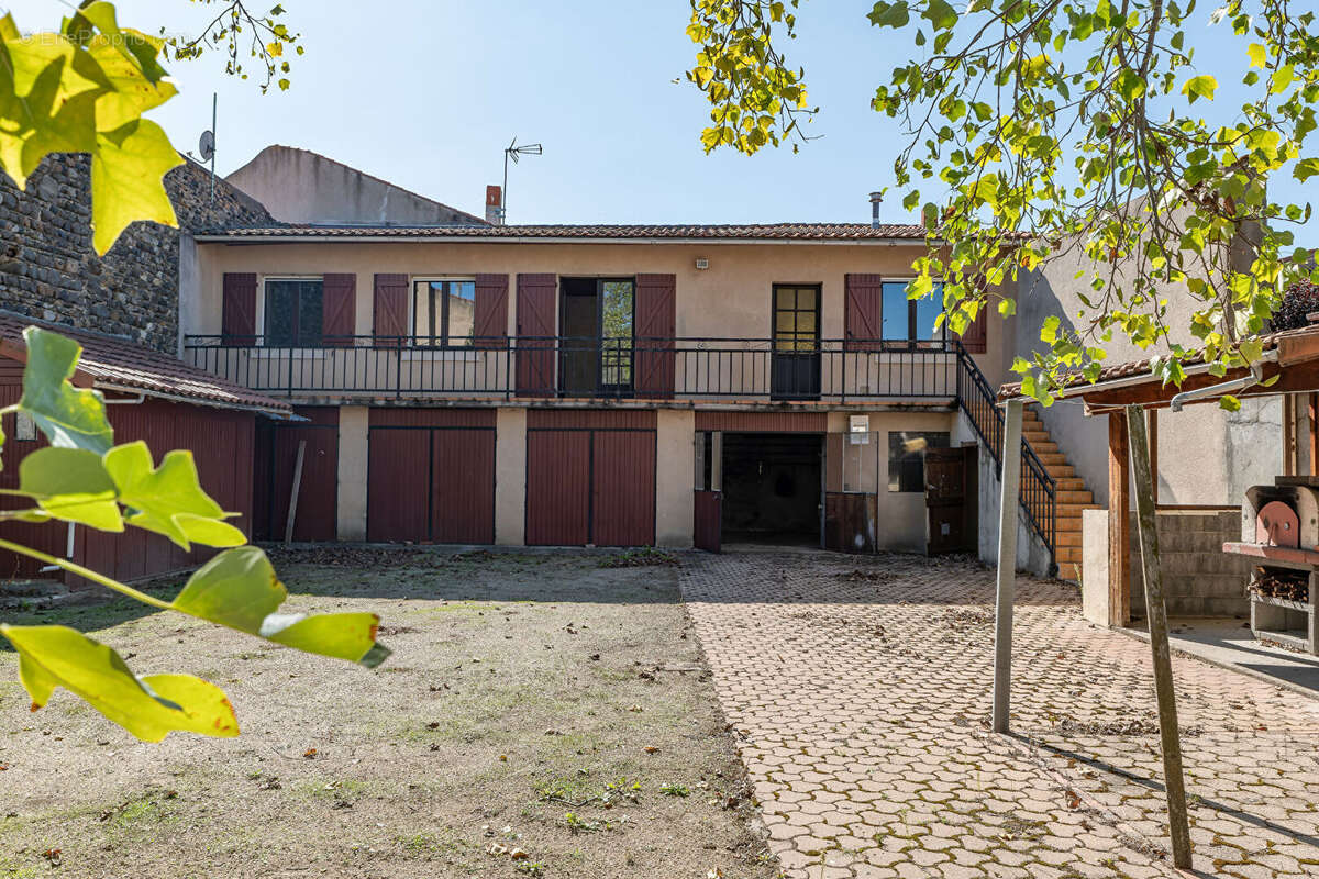 Maison à LE BREUIL-SUR-COUZE