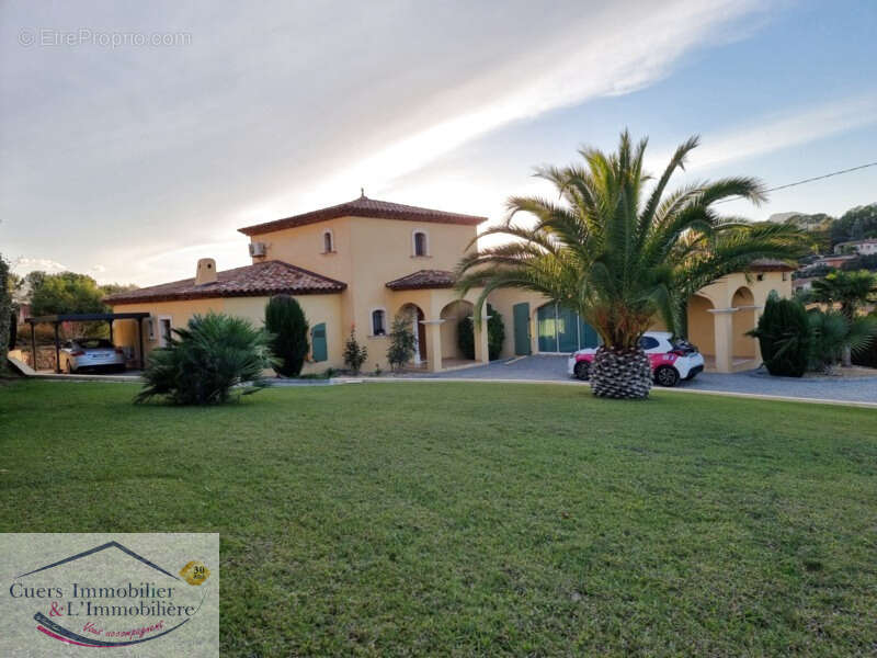 La crau villa t5 avec dependances et piscine - photo 8
