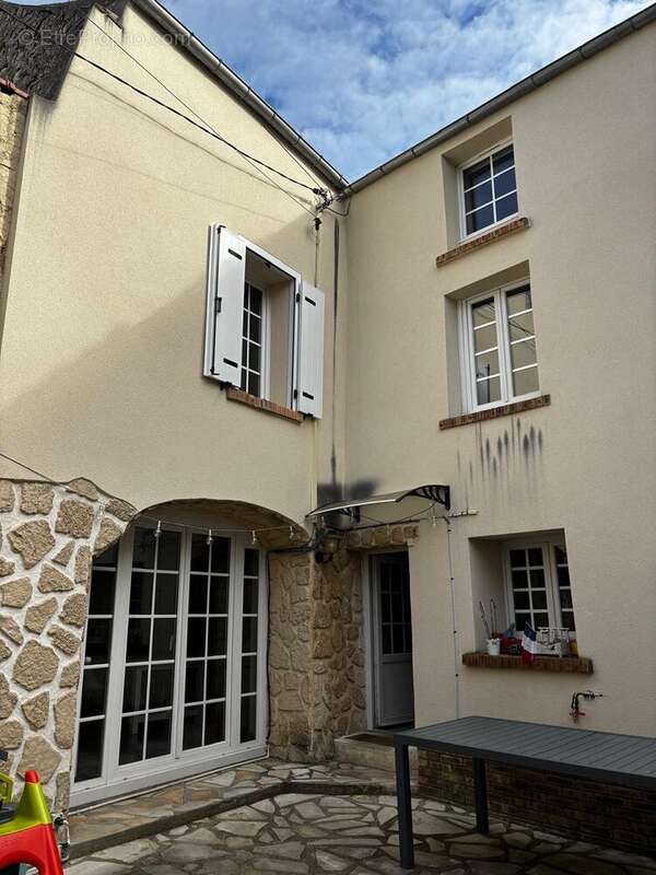 Maison à JUZIERS