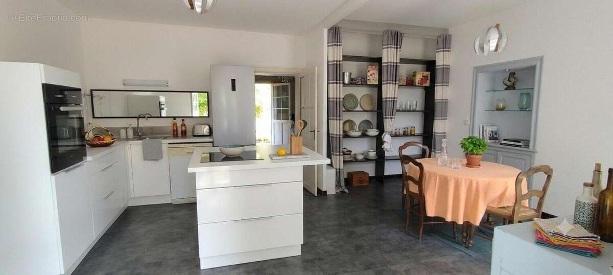 Maison 195 m² à Saint-Georges-De-Longuepierre  - photo 2