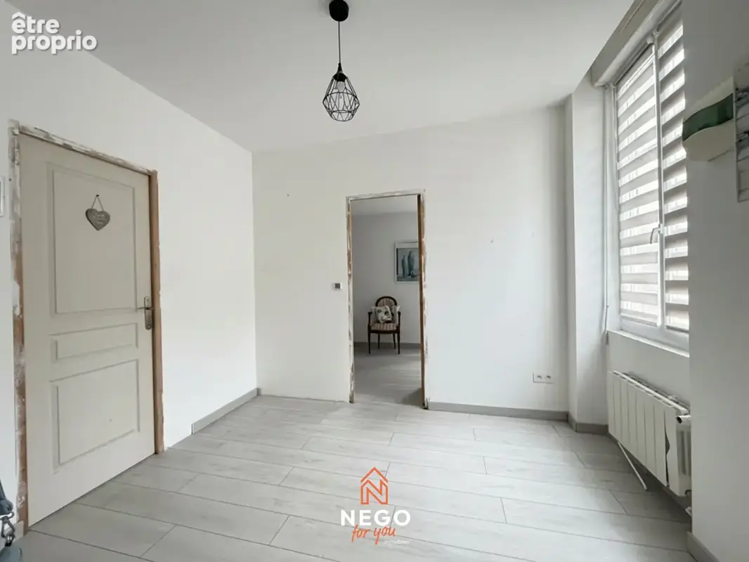 À rénover selon vos envies : maison avec cour et dépendance en plein bourg de Bécon-les-Granits - photo 3