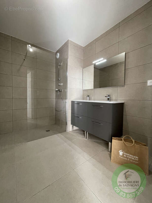Appartement à LA TOUR-DE-SALVAGNY