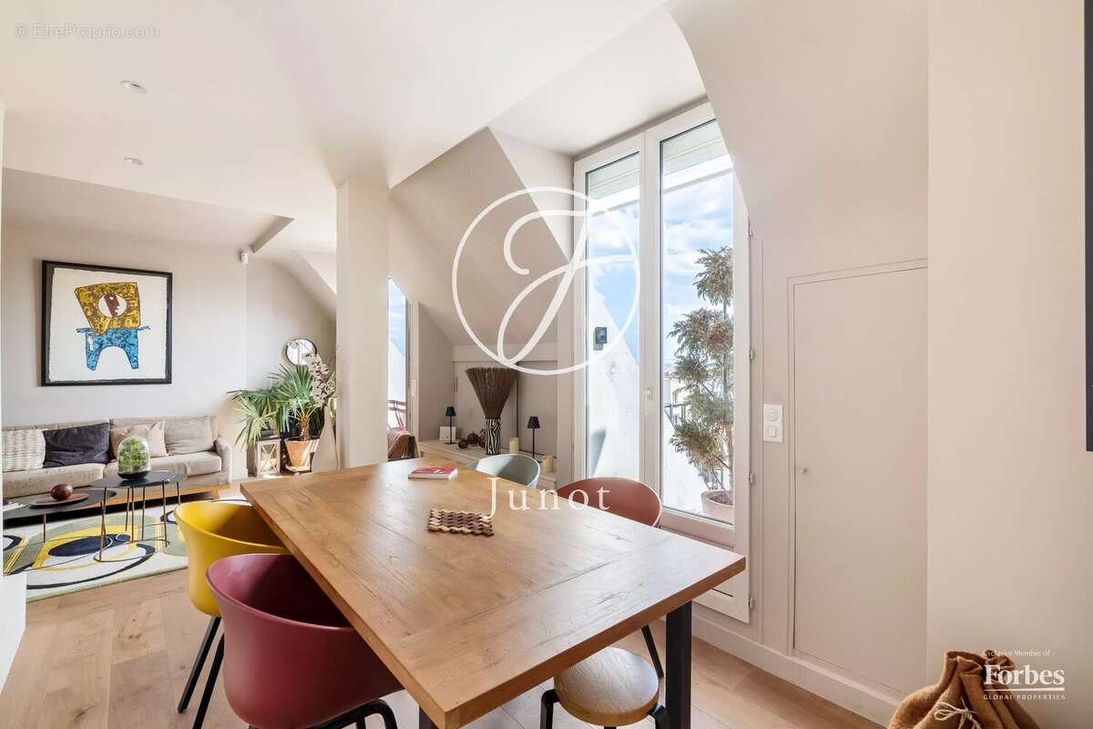 Paris 18e - MONTMARTRE / JARDINS DU SACRÉ-CŒUR -  Grand 2 pièces - 58,09m² Carrez - 60,25m² au sol - Terrasses - Vues dégagées - photo 12