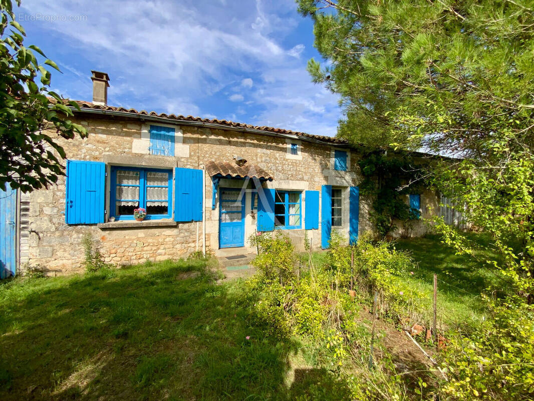 Maison à SAINT-GENIS-DE-SAINTONGE