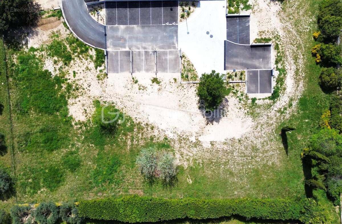 A vendre terrain constructible et viabilisé de 567 m2  , au pied du Luberon , très au calme , sur Mérindol - photo 2