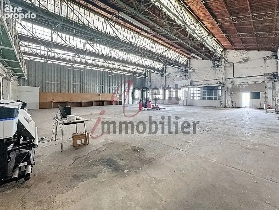HANGAR  700 m² + 10 parkings - photo 5
