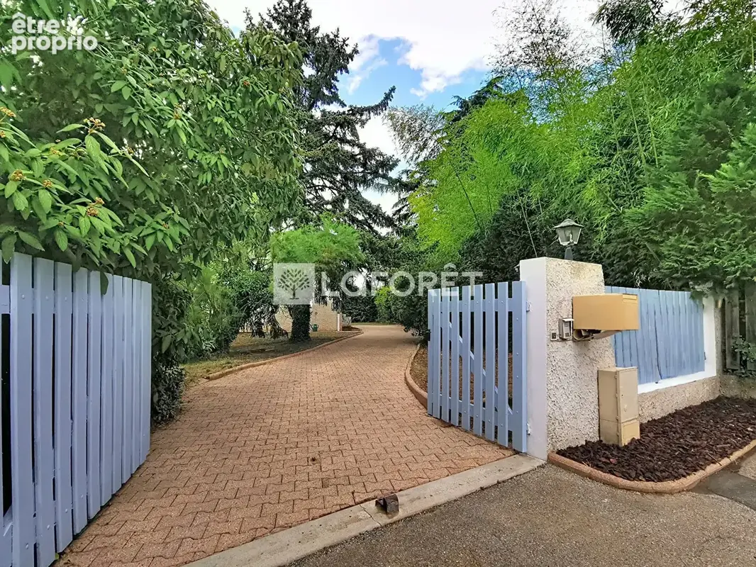 Maison de plain-pied 140 m², genay au calme avec grand terrain arboré - photo 4