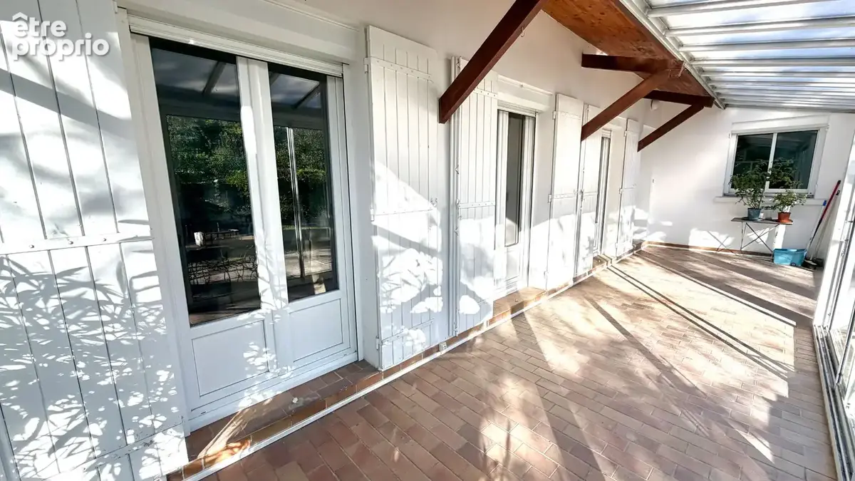 Villa de plain pied de 130 m² habitable avec dépendance sur 1300 m² de jardin clos et arboré - photo 2