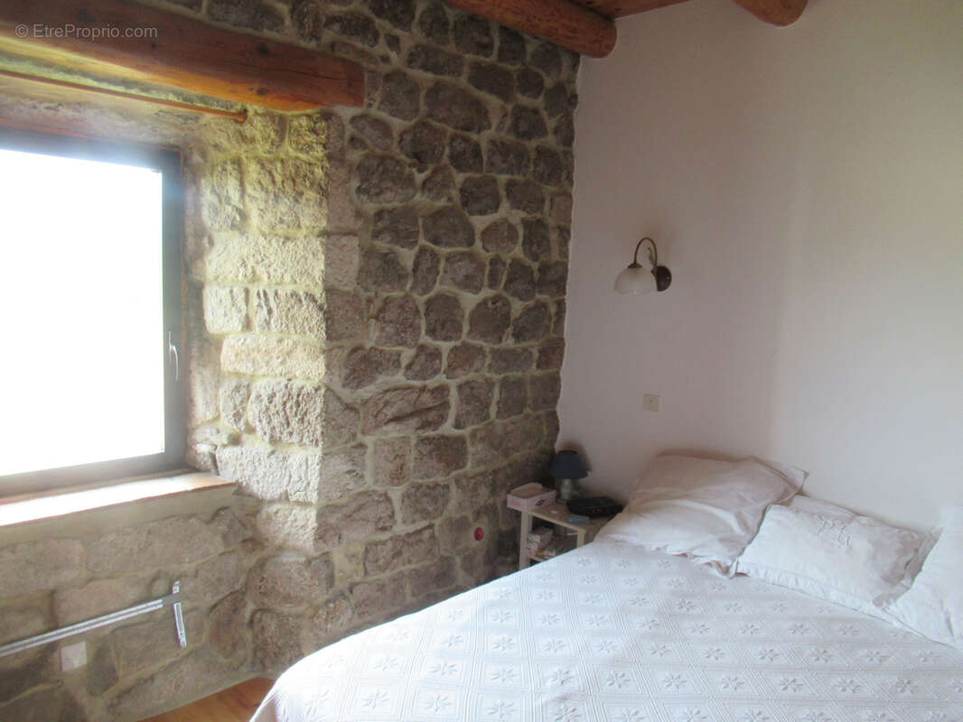 Joli corps de ferme rénové avec gîte indépendant et terrain attenant vendu entièrement meublé - photo 9