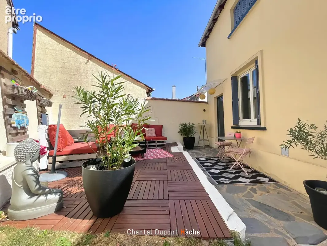 LUISANT - Maison années 50 avec 2 chambres, garage et terrasse ! - photo 6