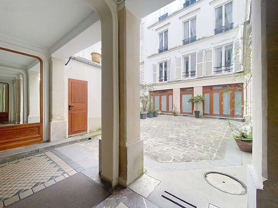 Commerce à PARIS-9E