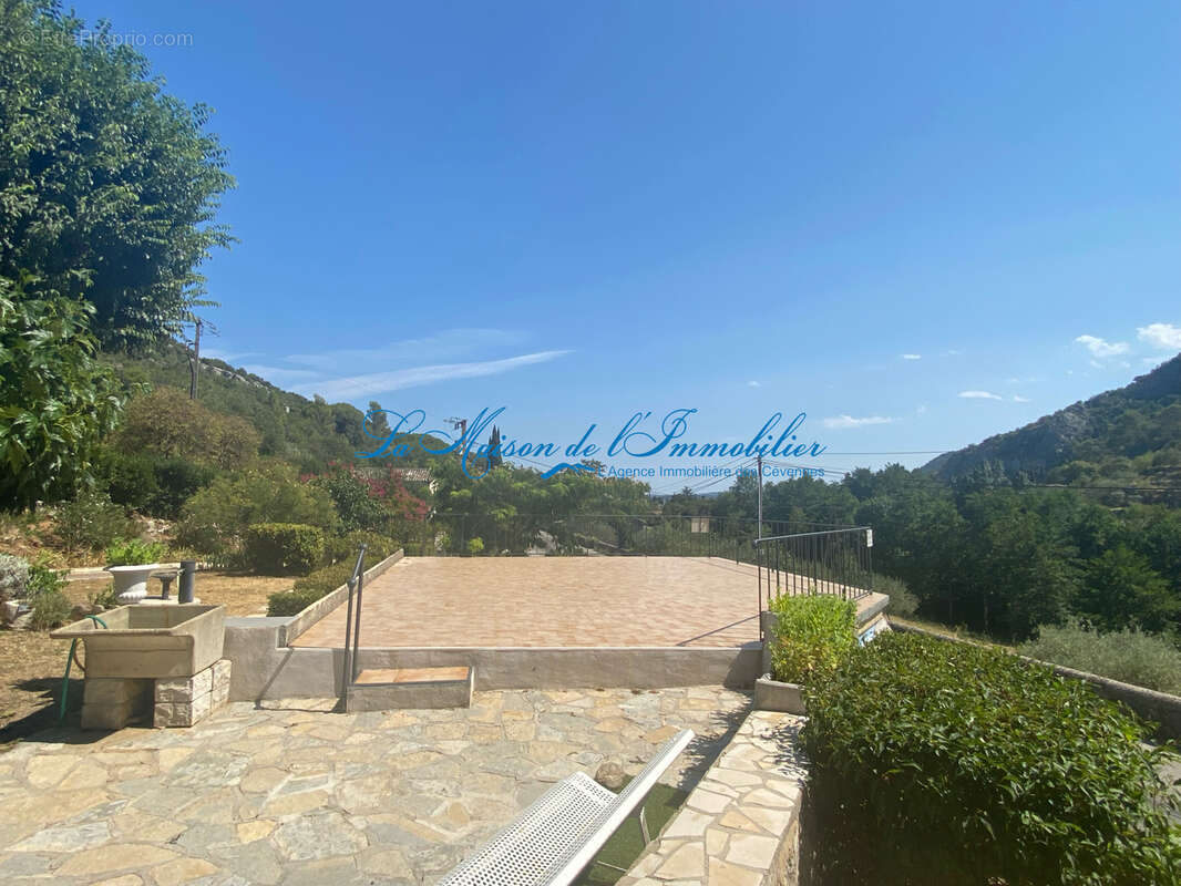 Sur la commune de St Hippolyte du Fort, mas en pierres avec habitation principale, 3 gites et piscines sur 1,1 - photo 2
