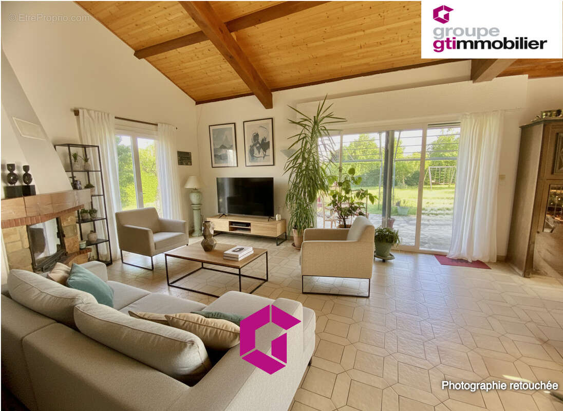 Magnifique maison de 162m2 entièrement rénovée   6 Chambres   Terrain 1 377 m à Davézieux - photo 9