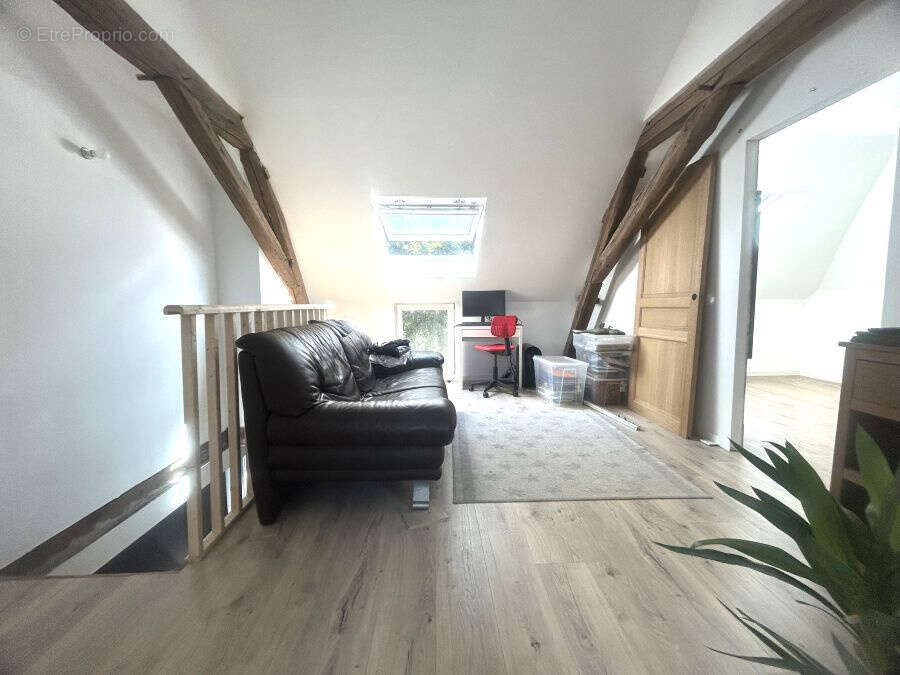 Maison de campagne bénéficiant de beaux volumes bâtie sur 1839m2 avec sa grange attenante à aménager !! - photo 11