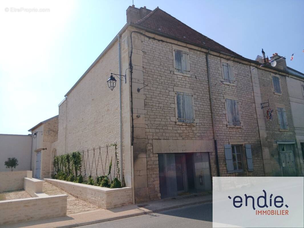 Immeuble de 352 m² à rénover avec fort potentiel  Champlitte (70160) - photo 1