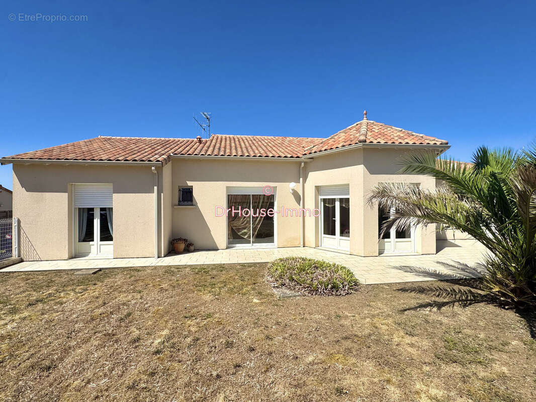Maison 185 m² à Neuville-De-Poitou  - photo 2