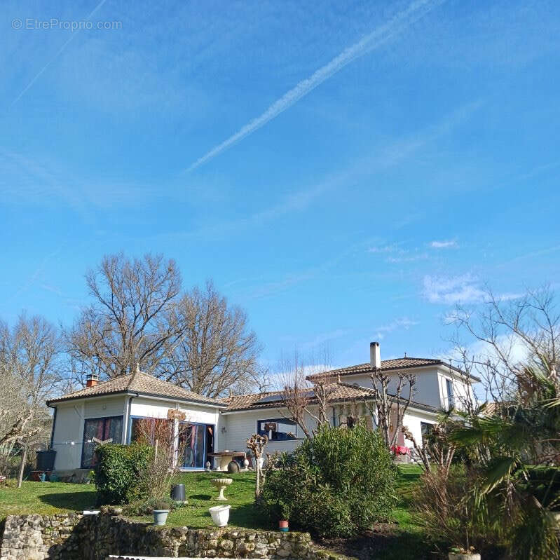 Maison à LA ROCHE-CHALAIS