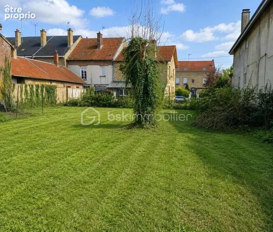 ATTIGNY – Maison familiale à rénover avec jardin, garage et fort potentiel - photo 3