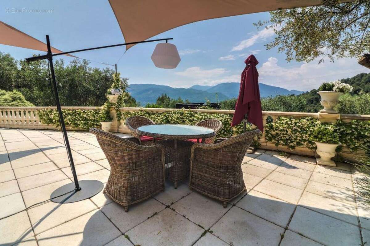 Maison à LA ROQUETTE-SUR-VAR