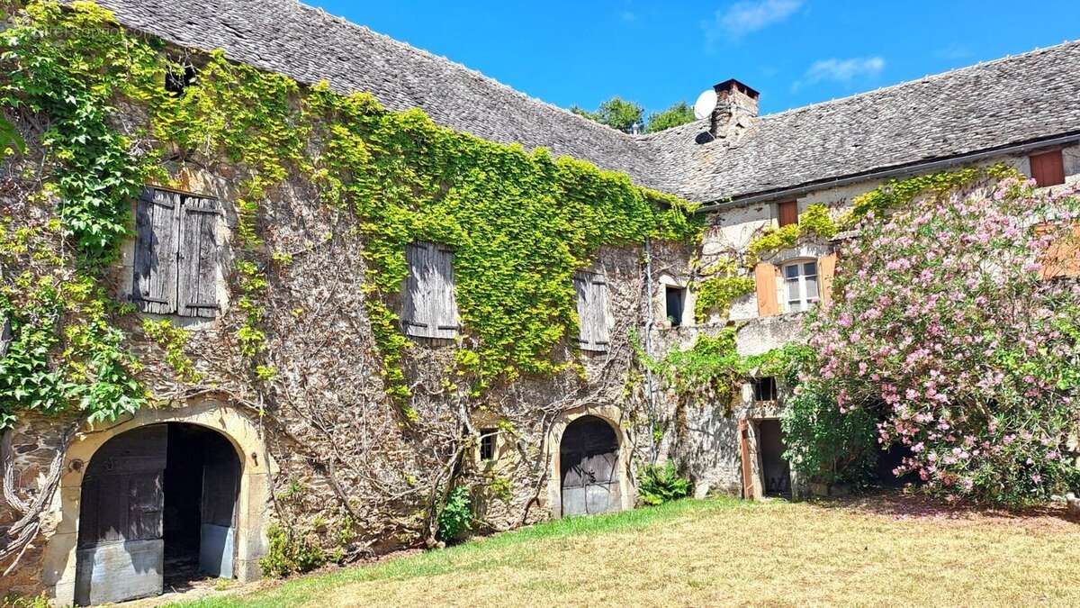 Corps de ferme en U à rénover - 500 m² et 2,4 ha - Proche de Najac, limite Tarn et Aveyron - photo 4