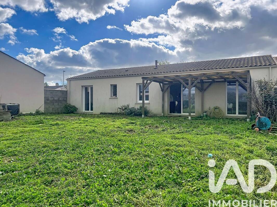 Photo 1 - Maison à CHARRON