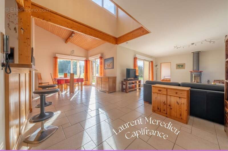 CUBZAC-LES-PONTS – Maison de 196 m² - 5 Chambres- sur terrain arboré - photo 4