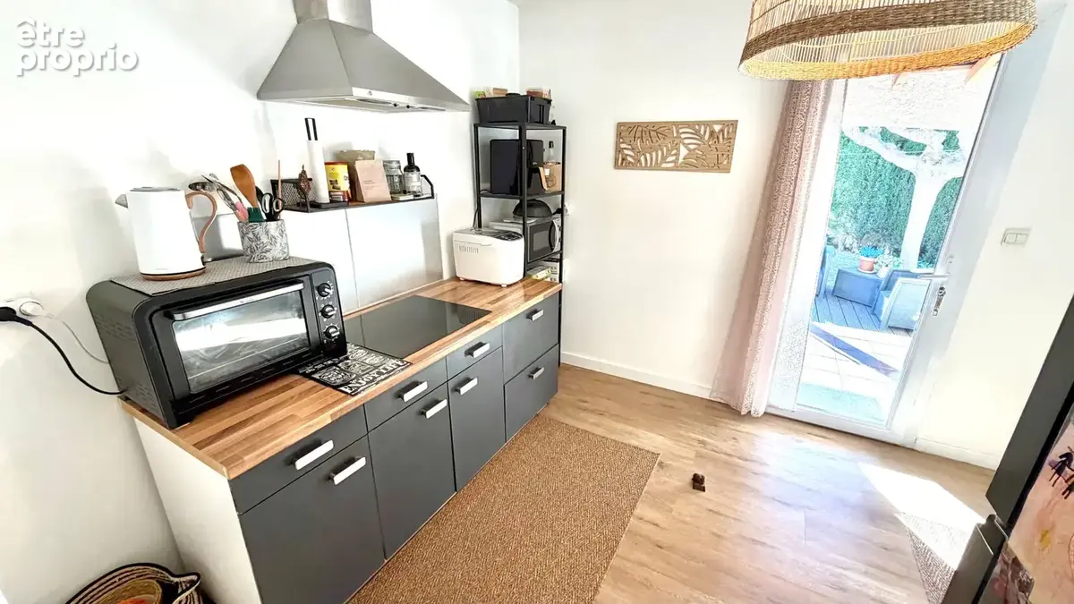 Villa de plain pied sur 442 m² de terrain, clos, arboré et paysagé. - photo 5