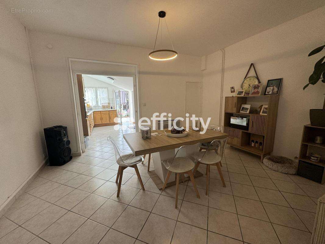 Maison à QUIEVRECHAIN