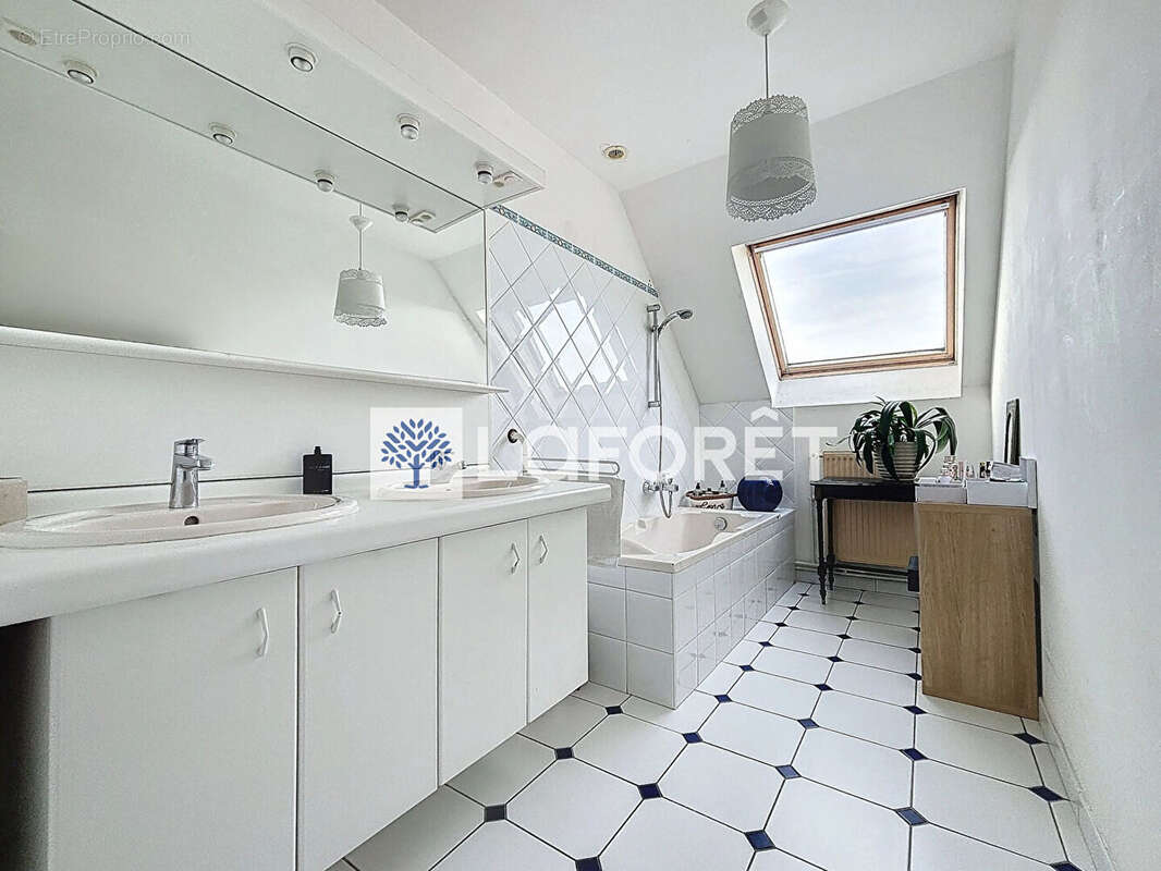 Maison à SAINT-NOM-LA-BRETECHE