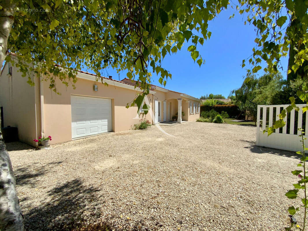 Maison de plain-pied à Cierzac de 120 m2 - photo 2