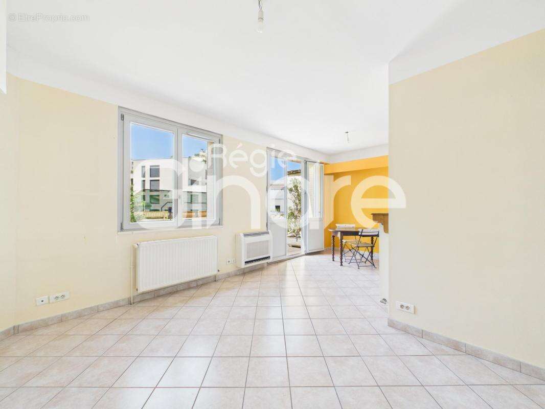 Vente - Appartement - 4 pièces + cuisine - 65 m² - 335 000 € - - photo 2