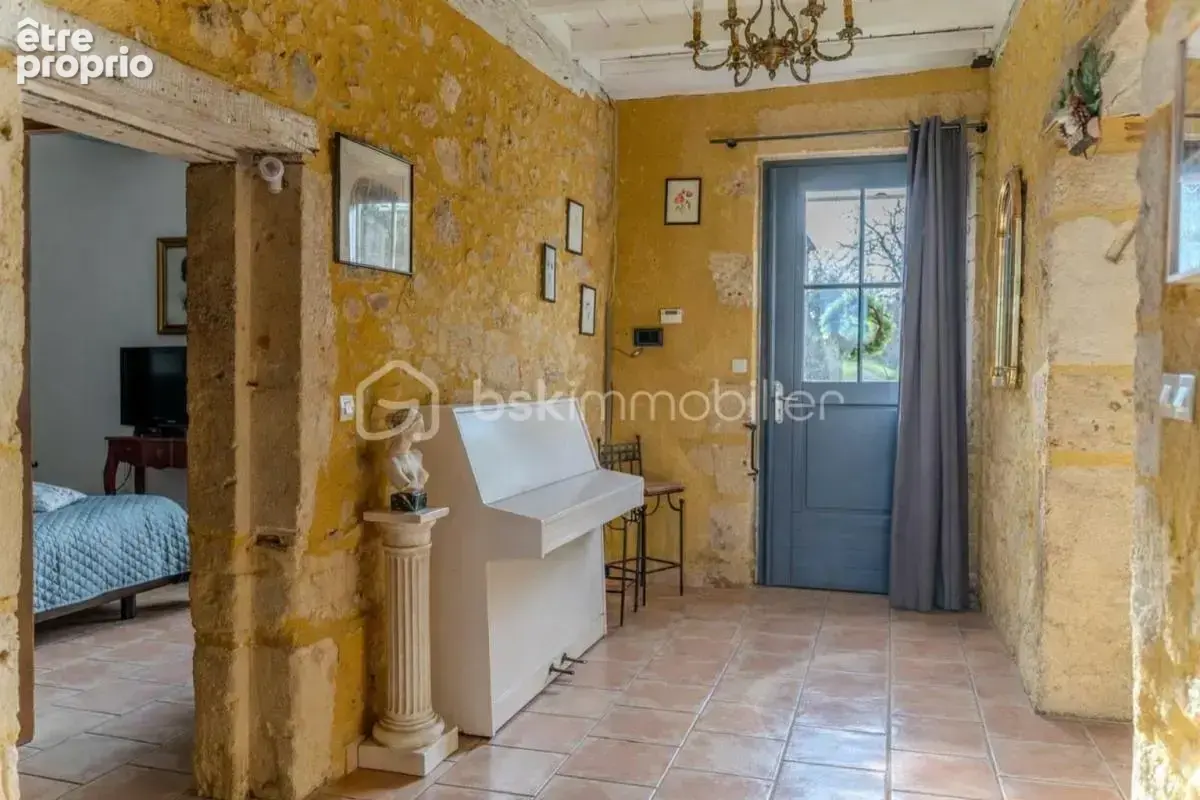 Sur 11457 m2 de terrain, ensemble de bâtiments en pierre composé d’une maison d’habitation, d’un gîte, d’un pool house, de deux  - photo 13