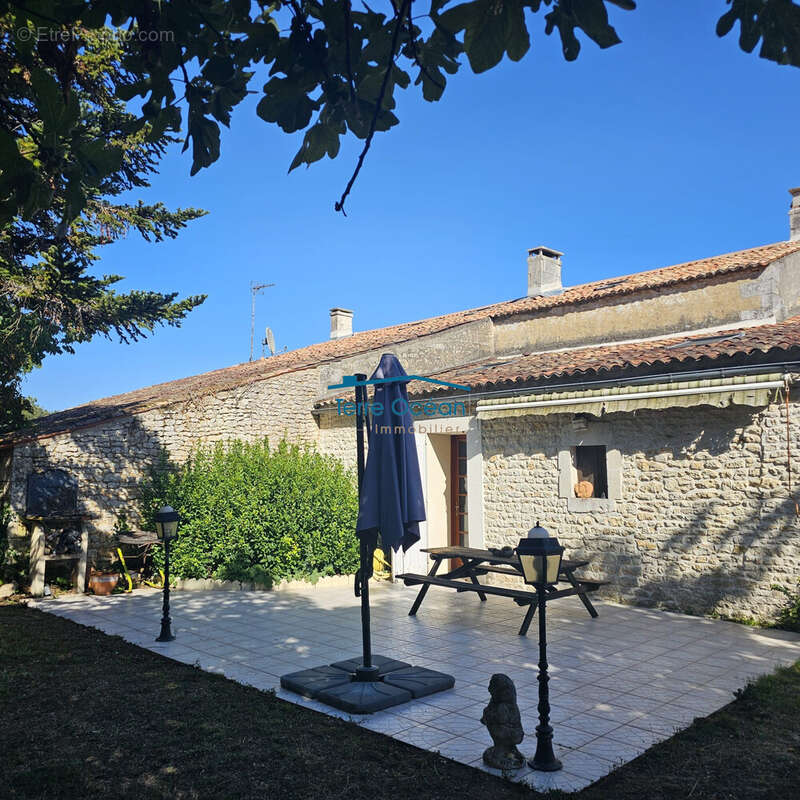 Maison 155 m² à Saint-Romain-De-Benet  - photo 2