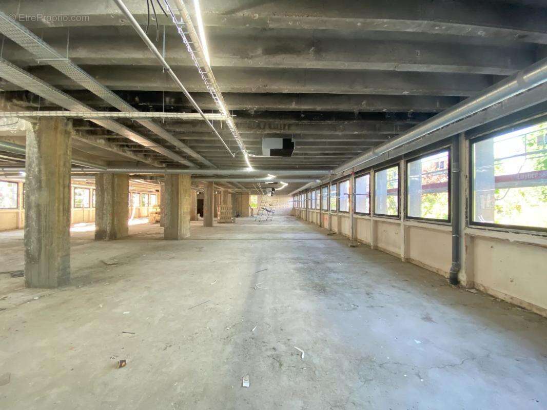 Bureaux à vendre à Boulogne Billancourt. Immeuble restructuré à neuf, 3 plateaux de plus de 500m² divisibles, PMR, 180m² d'espac - photo 6